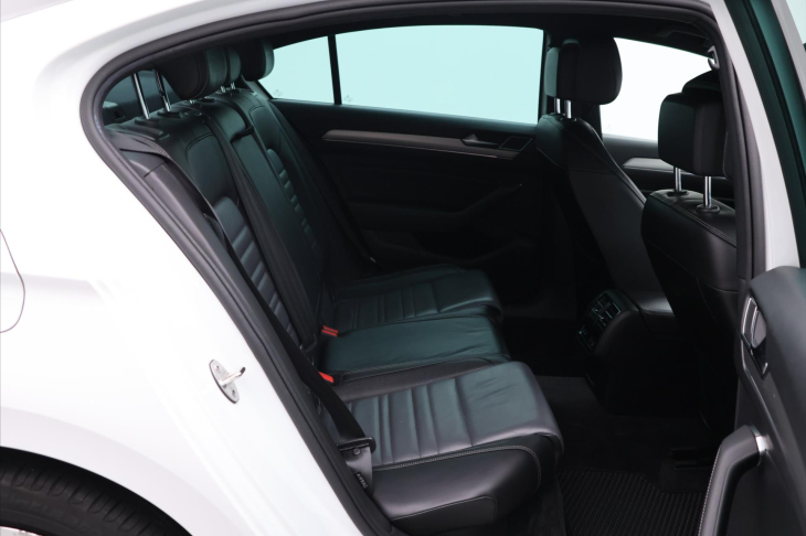 Volkswagen Passat 2,0 TDI 140kW DSG R-line CZ