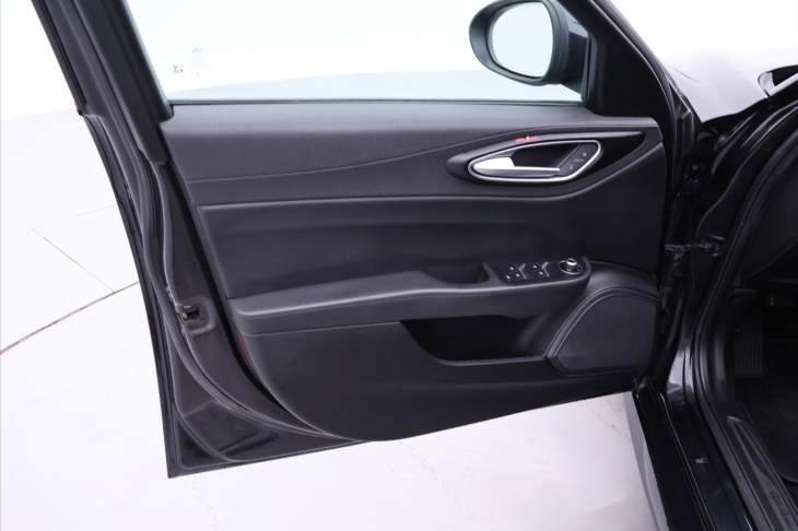 Alfa Romeo Giulia 2,1 JTD 110kW Aut. Navi Xenon