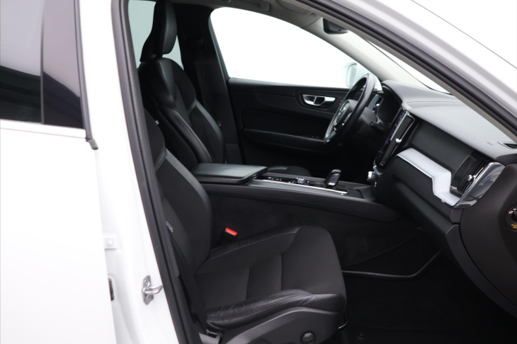 Volvo XC60 2,0 B4 145kW AWD Momentum CZ DPH