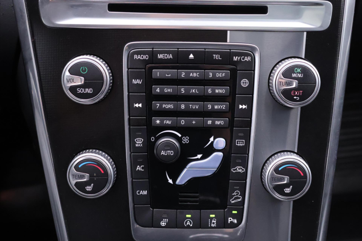 Volvo XC60 2,4 D5 AWD R-Design Serv.Kniha