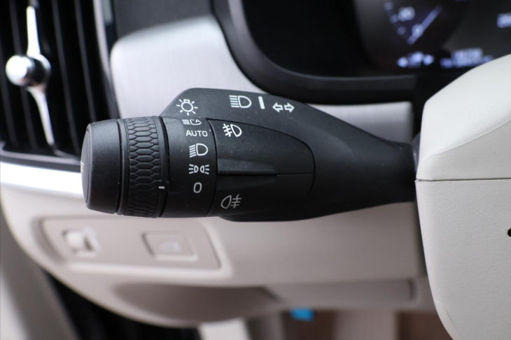 Volvo V90 2,0 D4 140kW Drive-E Momentum Aut.