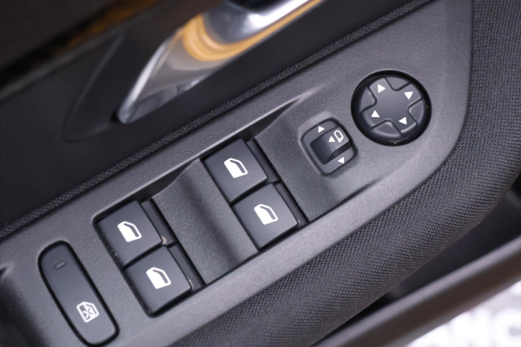 Peugeot 208 e-Allure 100kW DPH Elektro