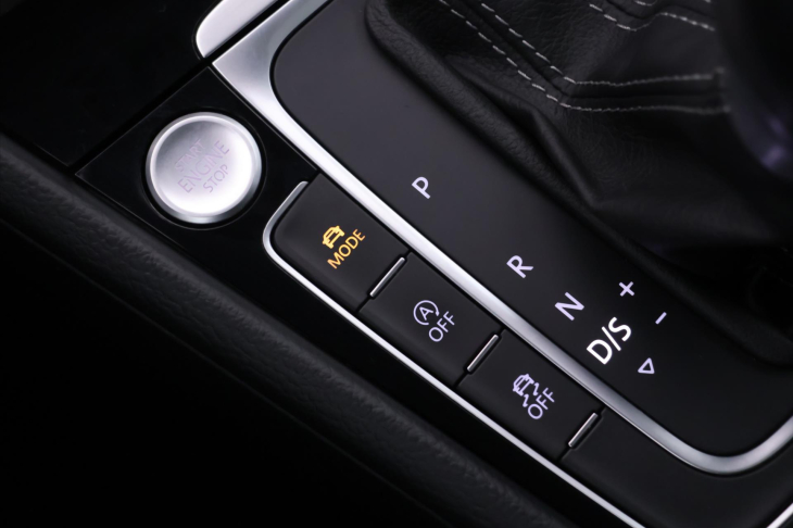 Volkswagen Golf 2,0 TSI R 228kW 4M DSG Virtual