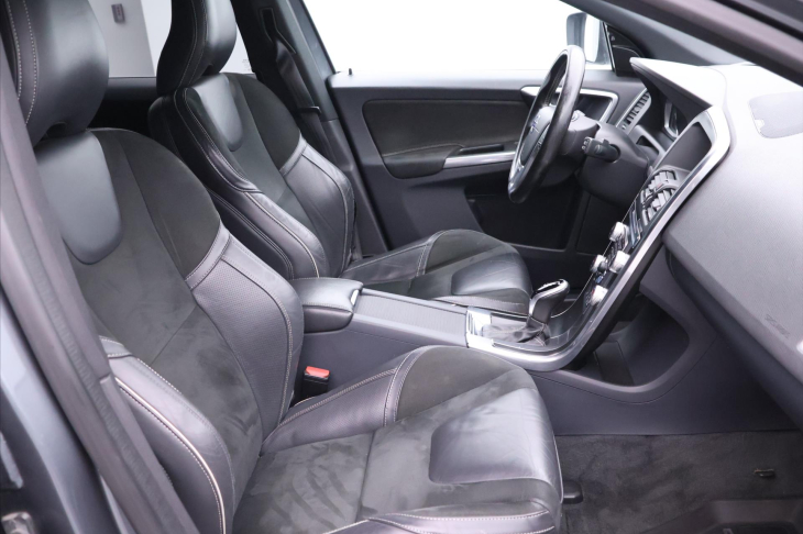 Volvo XC60 2,4 D5 AWD R-Design Serv.Kniha