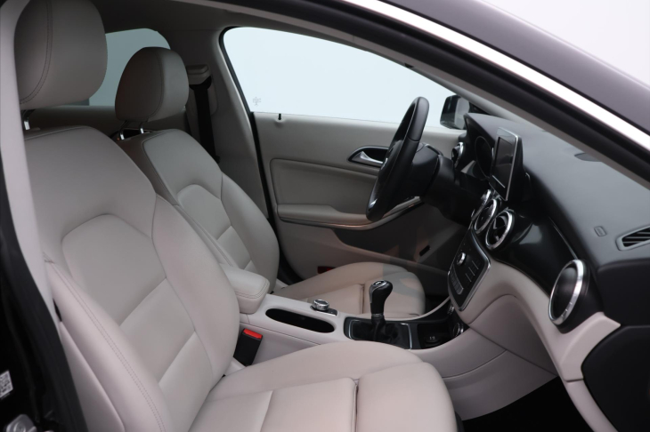 Mercedes-Benz CLA 1,6 180 90kW Entry Kůže Navi