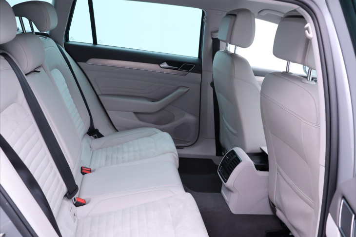 Volkswagen Passat 2,0 TDI  DSG LED Elegance DPH