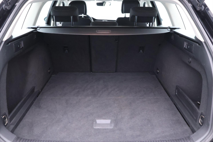 Volkswagen Passat 1,6 TDI Highline Aut klima LED