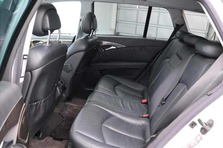 Mercedes-Benz Třídy E 3,2 E320 165kW AMG Paket