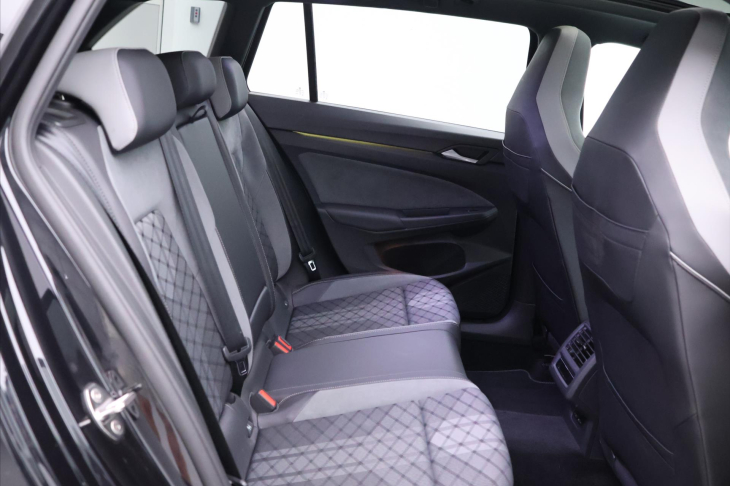 Volkswagen Golf 2,0 TDI DSG R-line Virtual DPH