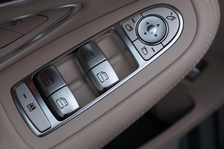 Mercedes-Benz Třídy C 2,0 C300 190kW CZ AMG paket