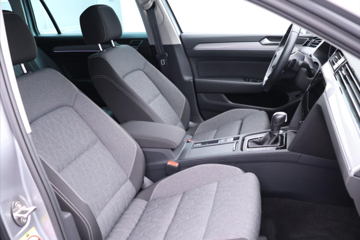 Volkswagen Passat 2,0 TDI DSG IQ Light 1.Maj DPH