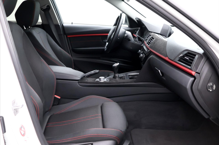 BMW Řada 3 2,0 320i 135kW CZ xDrive Sport