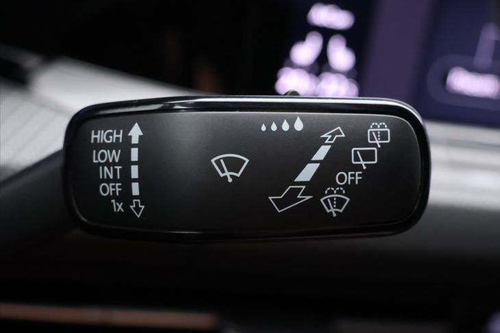 Volkswagen Golf 1,5 eTSI 110kW DSG R-Line LED
