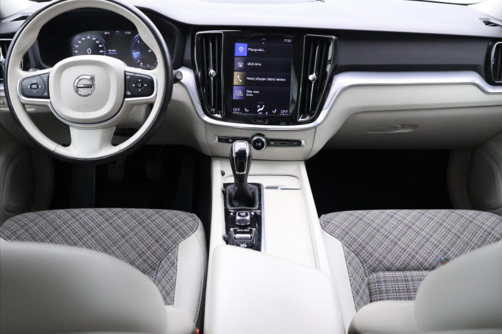 Volvo V60 2,0 D3 110kW Drive-E Momentum CZ