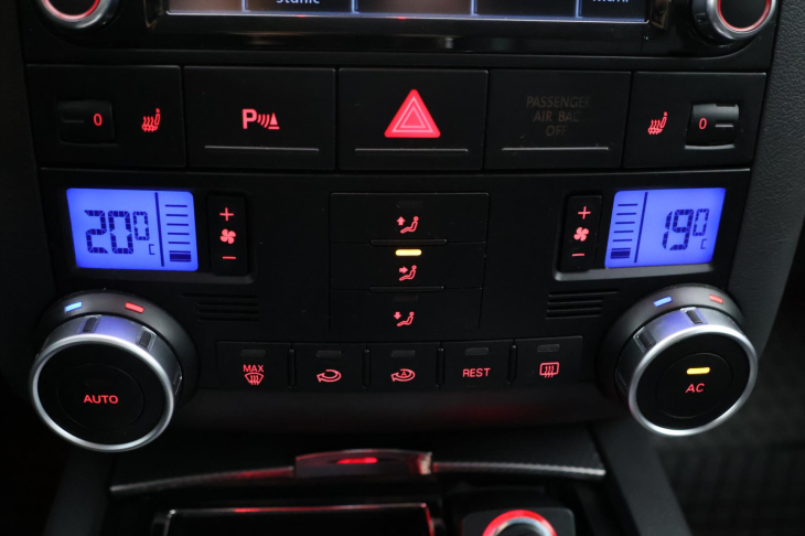 Volkswagen Touareg 3,0 TDi 176kW CZ 4M Serv.kniha