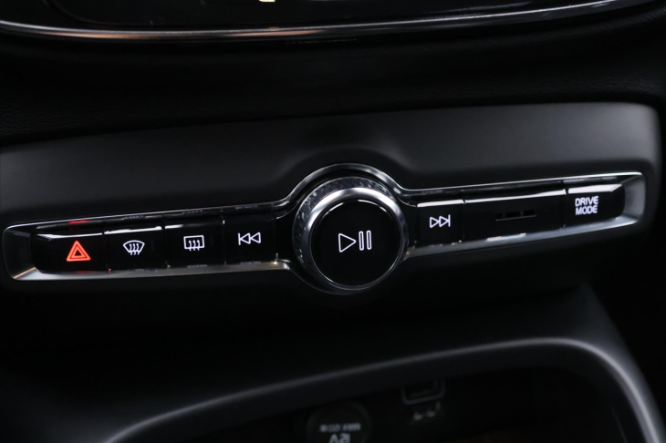 Volvo XC40 2,0 T4 Drive-E Momentum AWD CZ