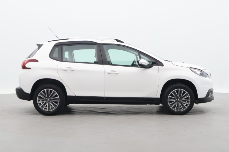 Peugeot 2008 1,2 PureTech 61kW Allure CZ