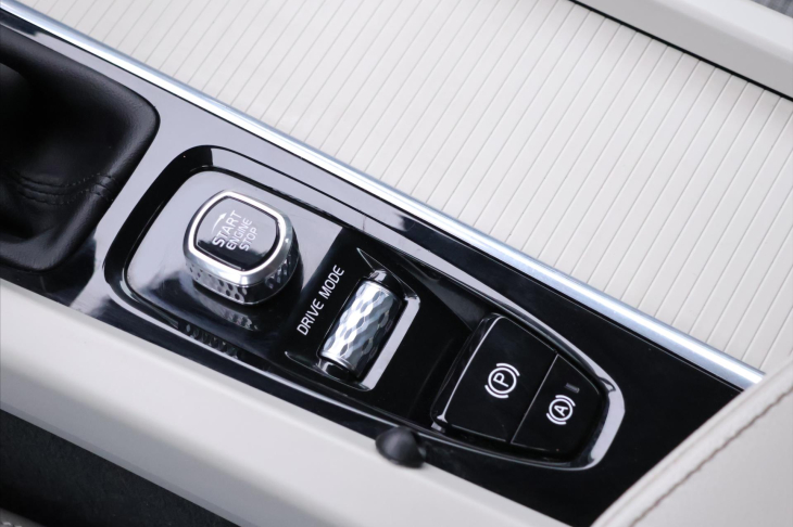 Volvo V60 2,0 D3 110kW Drive-E Momentum CZ