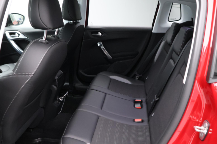 Peugeot 2008 1,2 PureTech 60kW Allure CZ