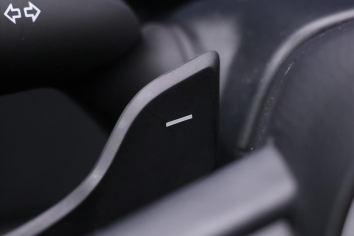 Toyota Corolla 2,0 HEV CZ Executive Sport DPH