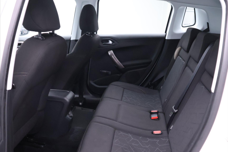 Peugeot 2008 1,2 PT 81kW Aut.klima CZ