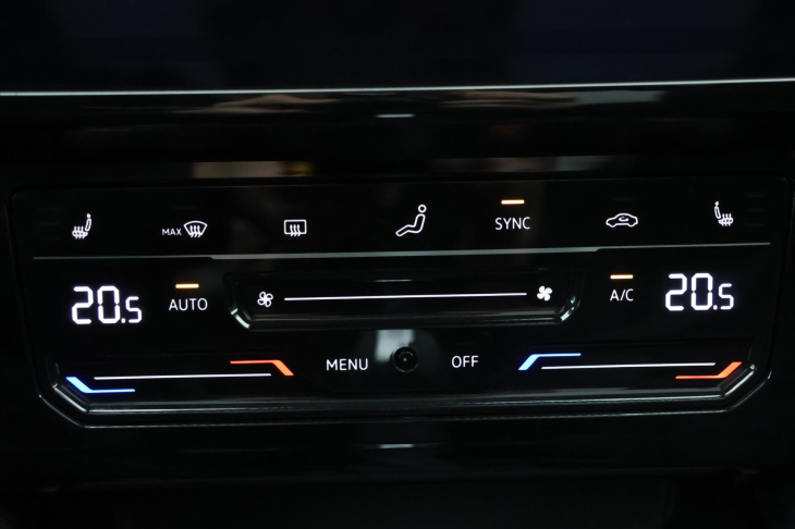 Volkswagen Passat 2,0 TDI 110kW DSG LED ACC Pano