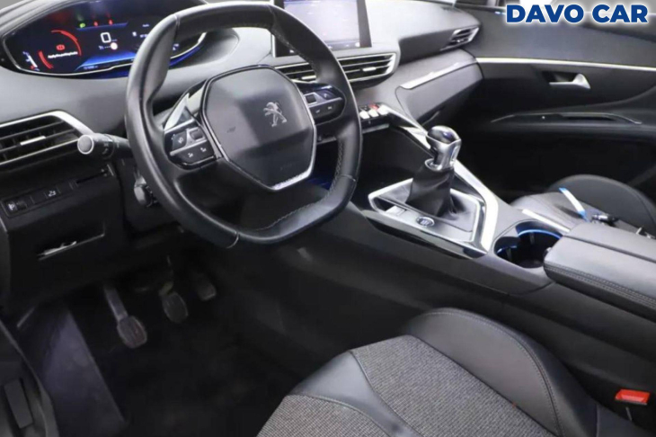 Peugeot 5008 1,2 PT Premium 7míst serv.kn.