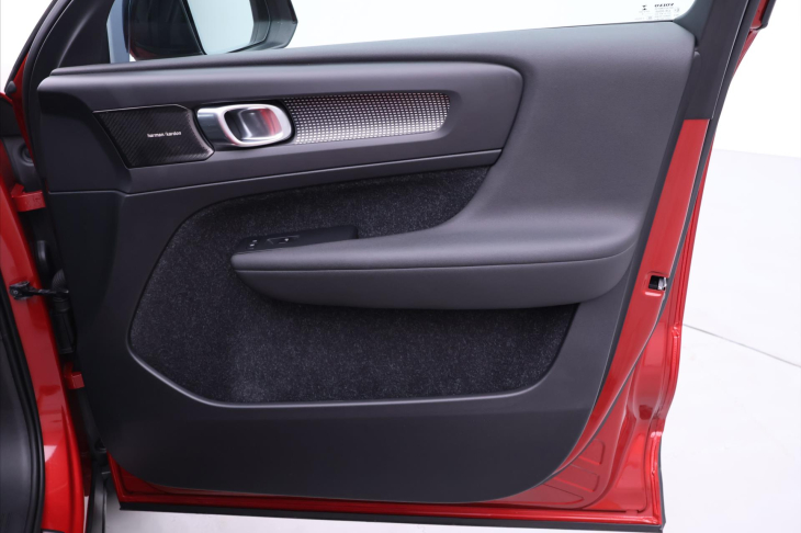 Volvo XC40 2,0 182KW R-DESIGN Kamera DPH