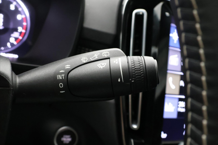 Volvo XC40 2,0 T4 Drive-E 140kW CZ R-Design