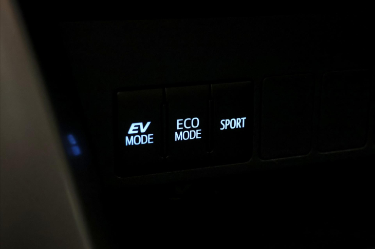 Toyota RAV4 2,5 HEV 114kW Executive 4WD