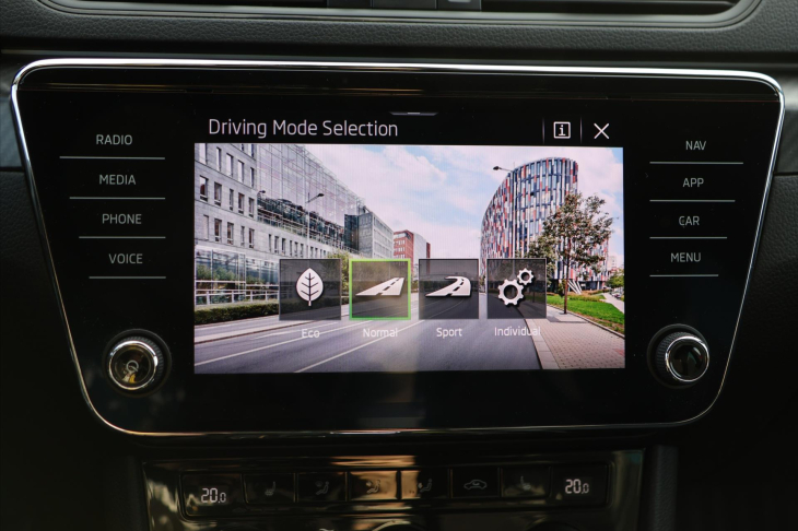 Škoda Superb 2,0 TDI DSG Sportline LED DPH