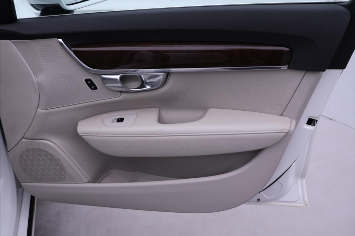 Volvo V90 2,0 D4 AWD Aut CZ Momentum DPH