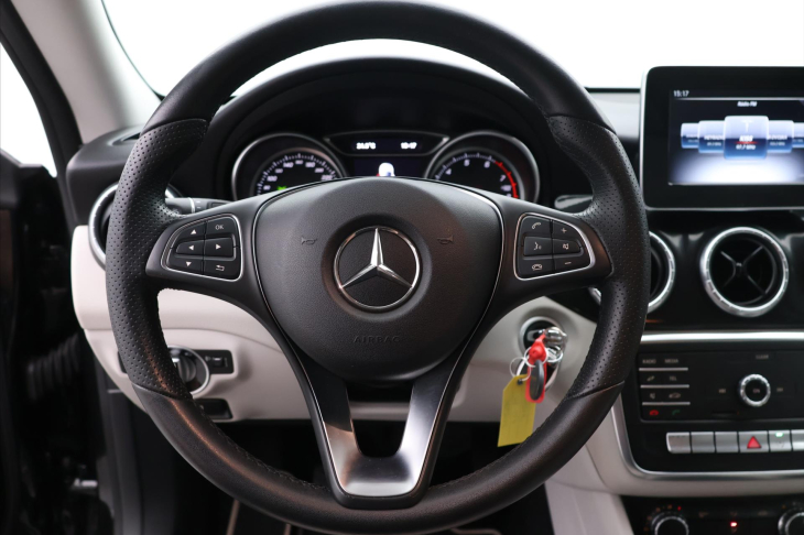 Mercedes-Benz CLA 1,6 180 90kW Entry Kůže Navi