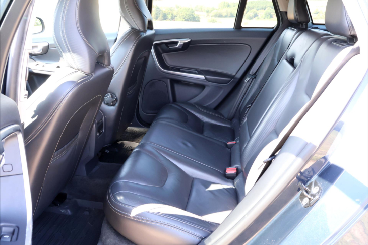 Volvo V60 2,4 D4 V5 Aut. AWD R-design