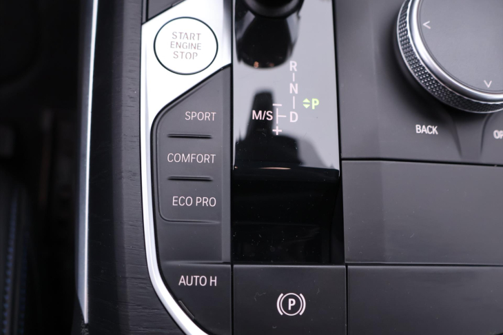 BMW Řada 3 2.0 330i 190kW M-Sport CZ DPH