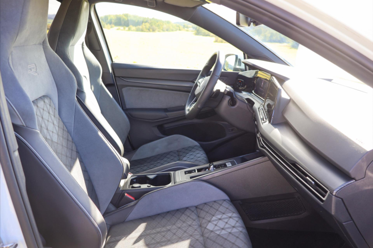 Volkswagen Golf 2,0 TDI R-line DSG Matrix DPH