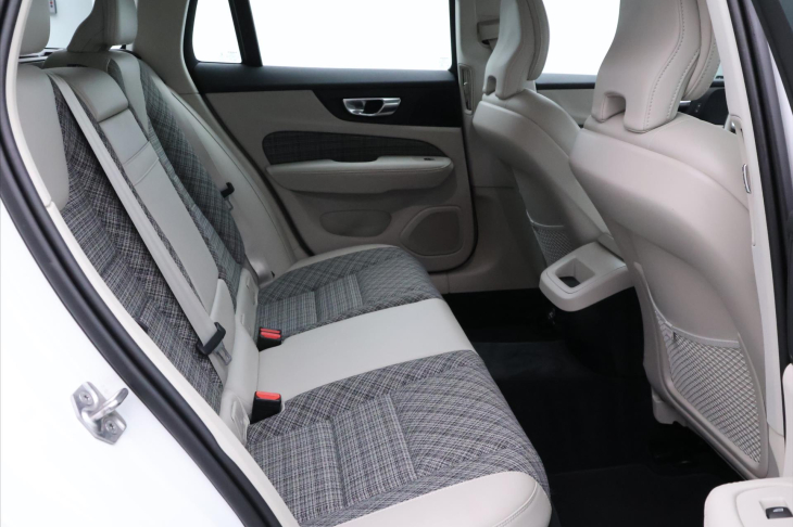 Volvo V60 2,0 D3 110kW Drive-E Momentum CZ