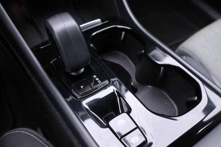 Volvo XC40 2,0 B4 145kW DCT Plus Dark CZ