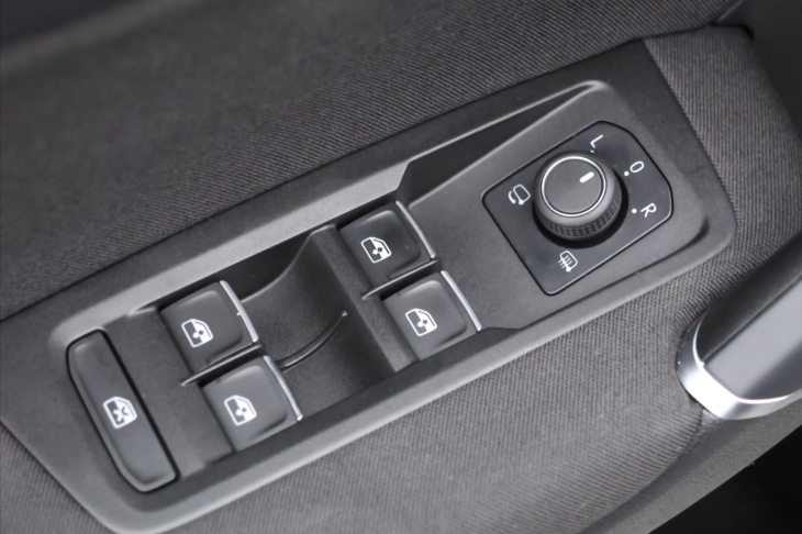 Volkswagen Touran 2,0 TDI DSG Highline 7Míst DPH