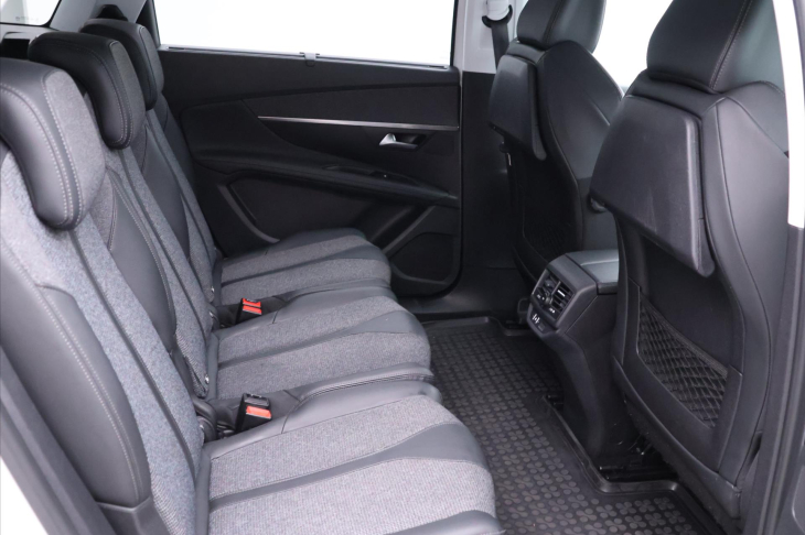 Peugeot 5008 1,2 PT 96kW CZ Allure 7-Míst