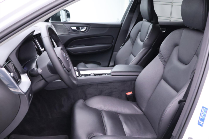 Volvo XC60 2,0 B5 173kW AWD Plus Dark CZ