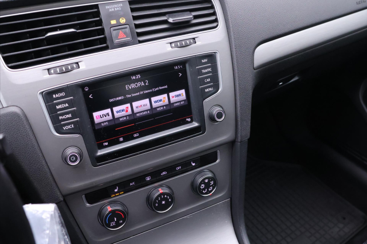 Volkswagen Golf 1,6 TDI Navi Aut.klima Kůže