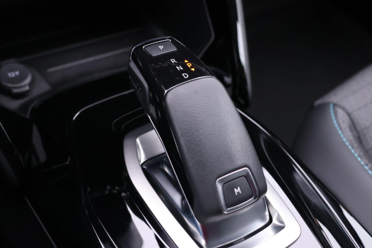 Peugeot 2008 1,2 PT 96kW Aut Allure CZ 1Maj