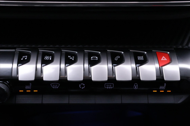 Peugeot 3008 1,2 PT 96kW Aut. CZ DPH 1.Maj.