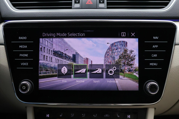 Škoda Superb 2,0 TDI  110 kW DSG DPH CZ