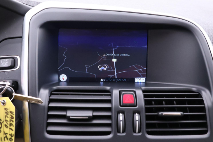 Volvo XC60 2,0 D3 100kW Summum Serv.Kniha
