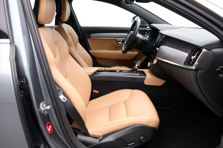 Volvo V90 2.0 D3 110kW Momentum LED