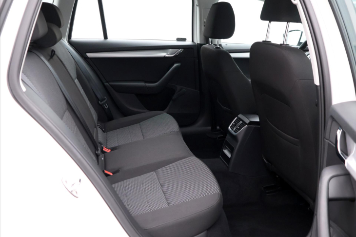 Škoda Octavia 1,6 TDi 81kW DSG Ambition CZ