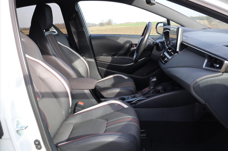 Toyota Corolla 1,8 Hybrid e-CVT 1.Maj DPH GR