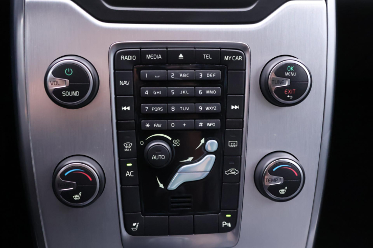 Volvo V70 2,4 D5 158 kW Summum